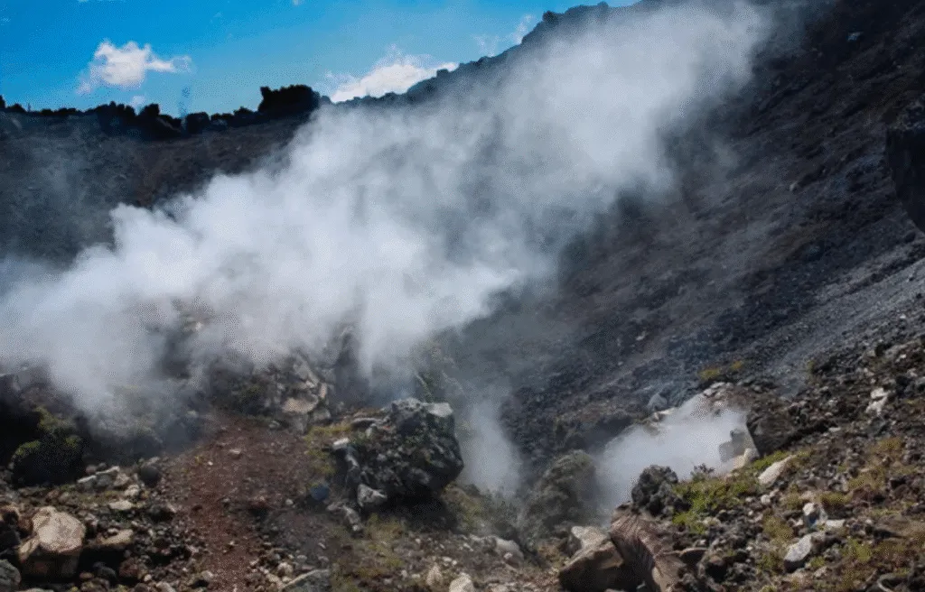 humo en volcan- Turismo Volcánico en El Salvador