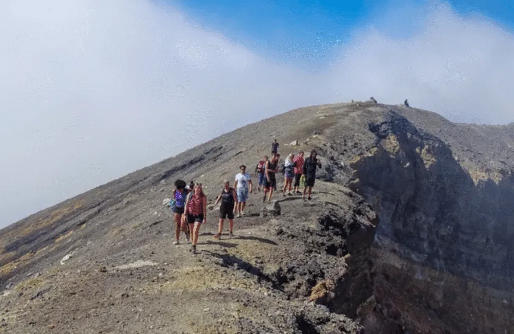 Turistas - Turismo Volcánico en El Salvador